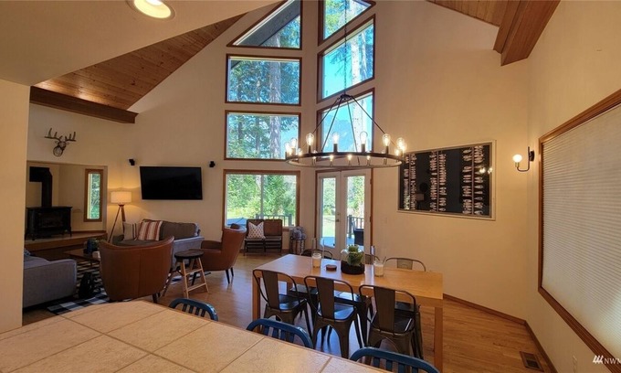 Gold Bar Ski Chalet | In the Heart of the Sky Valley