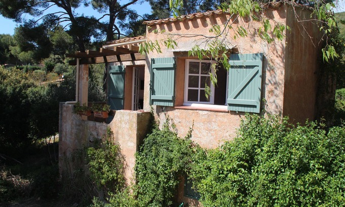Sanary-sur-Mer House | In the hill, a stone's throw from the sea, completely renovated.