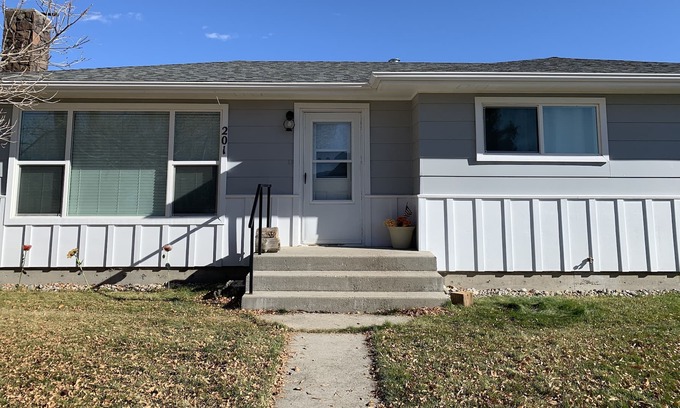 Sheridan House | In town location with easy access to shopping, restaurants, and bars.