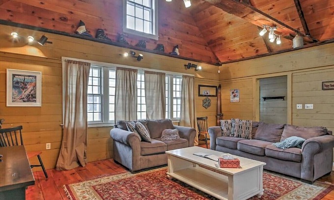 North Conway House | In Village/Best Location/Hot Tub/Yard/3 Fireplaces/walk to river