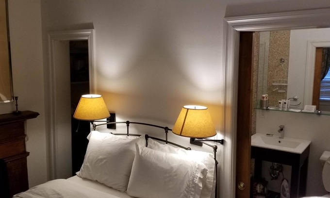 Greenwich Village Hotel | Incentra Surrey Room at Incentra Village Hotel