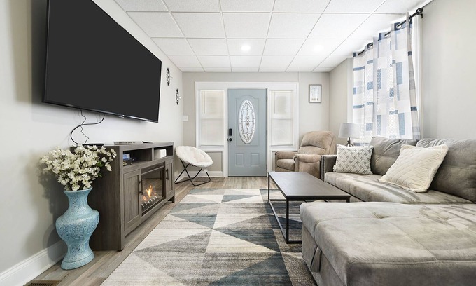 Pittsburgh House | Inclination Vacation: Renovated Luxe 5BR/3.5BA Home, 8 mins to Downtown