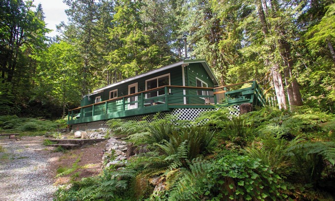 Marblemount Cabin | Incredible mountain views, off grid cottage sleeps 4
