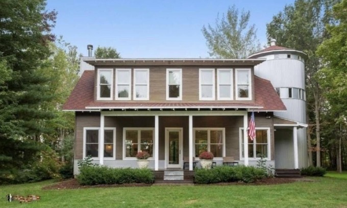 Sawyer House | Incredible, MUST SEE home! 10 mins from Warren Dunes State Park & Beach