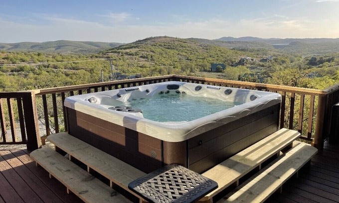 Medicine Park Cabin | Incredible View! Large Deck Hot Tub 3Bedrm2Bath 6Beds EarthKeeperCabin! 8guest