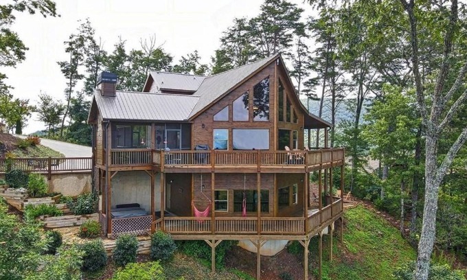 Blue Ridge Cabin | Incredible Views/10 Min to DT Blue Ridge/3 King Size Bedroom Cabin/Hot Tub