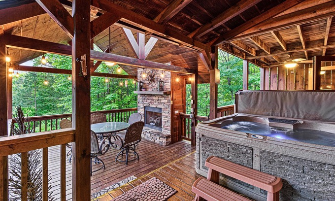 Blue Ridge Cabin | Incredible Views! Pet Friendly, Hot Tub, Fire Pit, Close to Lake!