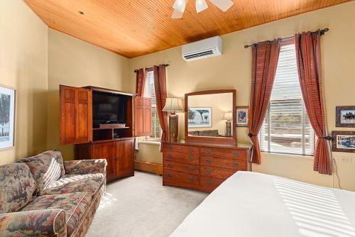 Downtown Hotel | Independence Square 308, Top Floor Hotel Room with Ideal Downtown Location