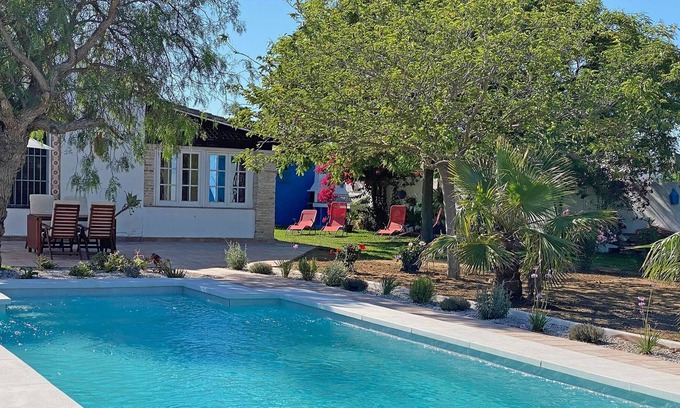 Zahora Villa | Independent villa furnished with comfort and style and large garden