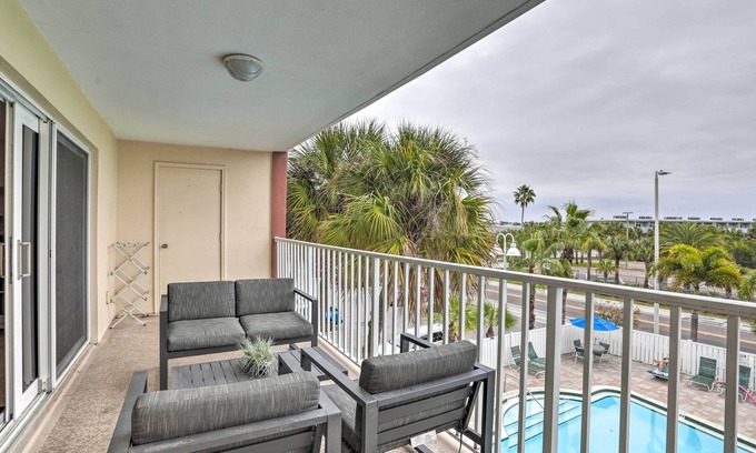 Indian Shores Condo | Indian Shores Condo w/2 Balconies & Pool Access!