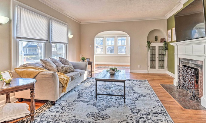 Meridian-Kessler House | Indianapolis Townhome ~ 5 Mi to Downtown!