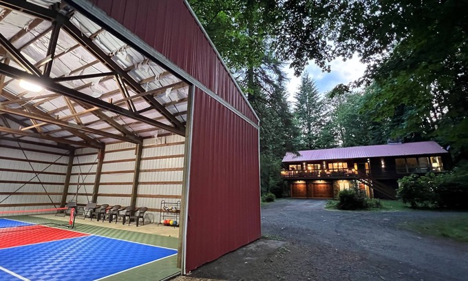 Brightwood Cabin | Indoor Pickleball - Pet Friendly, 2 Acres, HotTub!