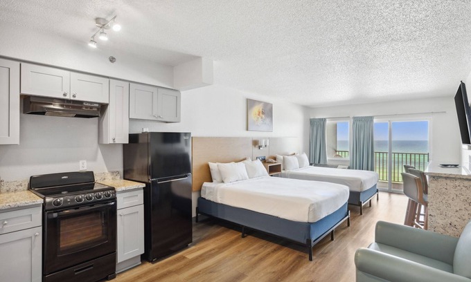 Fort Bay House | Indulge in Home Like Comfort! Gulf View, Free Parking, Beachfront Property
