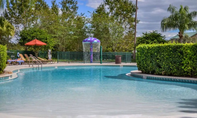 West Kissimmee Hotel | Indulge in Home Like Comfort! Full Kitchen, Outdoor Pool, Free Shuttle!