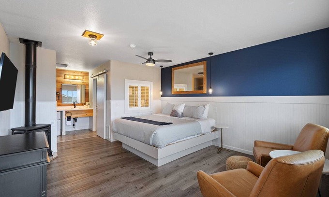 Long Beach Hotel | Indulge In Opulent Comfort! Pet-friendly Property, Near Long Beach Boardwalk
