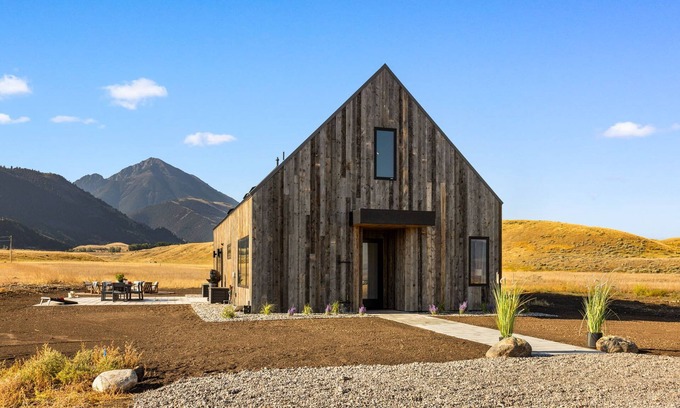 Pray House | Indulge in the Ultimate Western Retreat: Ideal location close to adventures