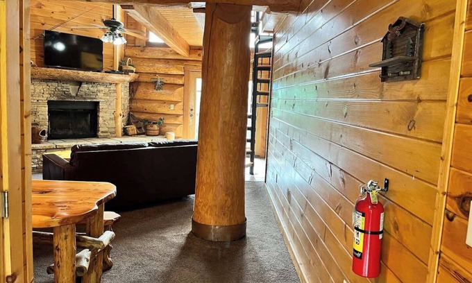 Gatlinburg - Pigeon Forge Cabin | Infinite Views - Secluded w/Mountain Views