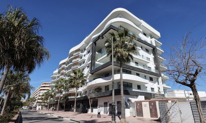 Estepona Apartment | Infinity luxury 2 bedroom apartment with roof top pool gym in Estepona Center