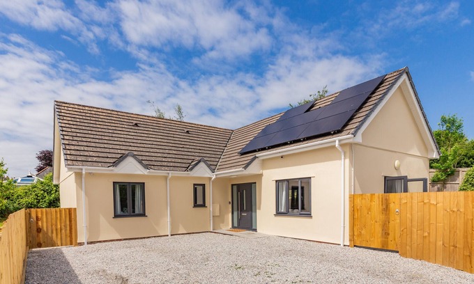 Holsworthy House | Inglewood - Four Bedroom House, Sleeps 8