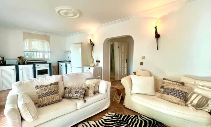 Santa Eulalia del Rio Apartment | Inmitten Eines Mediteranen Gartens, Terrassiert, Befindet Sich das Appartment