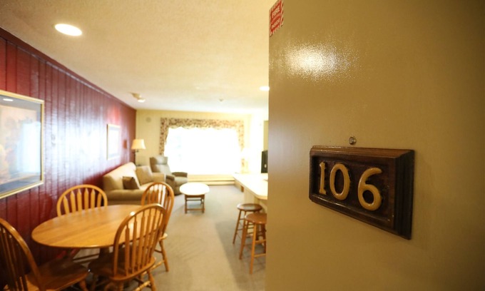Waterville Valley Condo | Inns of Waterville Valley Condo nextdoor to Townsquare, swimming pond and activities! (106)