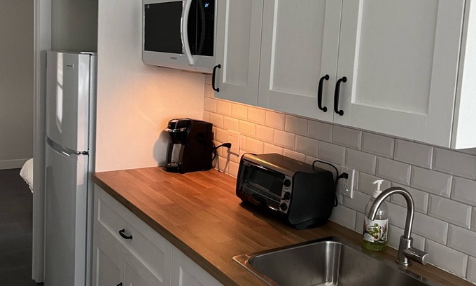 Sherbrooke Apartment | Intimate Bachelor in front of the Lake