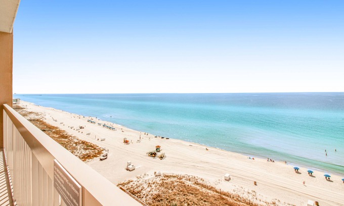 Panama City Beach Condo | Inviting 11th-floor, beachfront condo with pool, hot tub & beach access