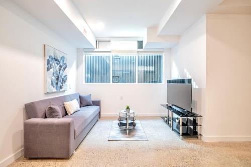 Downtown Toronto Hotel | Inviting 2BR Basement Suite in Downtown Toronto - The Roland