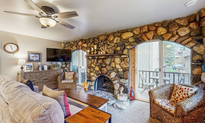 Ketchum Condo | Inviting condo with fireplace, patio, & hot tub - walk to River Run lifts