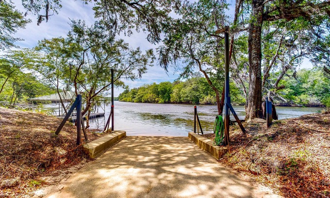 Bell House | Inviting, dog-friendly homes & bungalow with water views & boat ramp