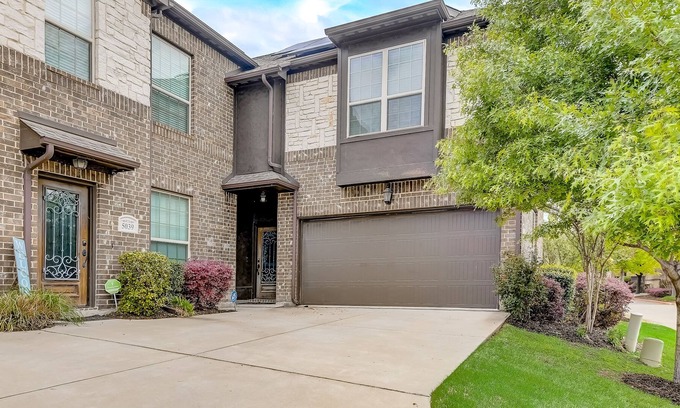 South Arlington House | Inviting home with golf nearby, full kitchen, patio, central AC, & W/D