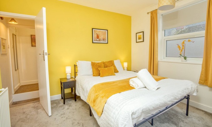 Lincoln House | Inviting & Spacious Home | Driveway | Free Wi-Fi