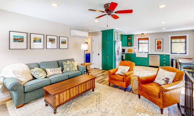 Belfast Apartment | Inviting waterfront home with full kitchen & deck