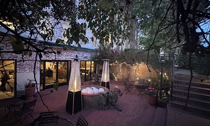 Fredericksburg Bed & Breakfast | Ironclad Inn & Bourbon Room