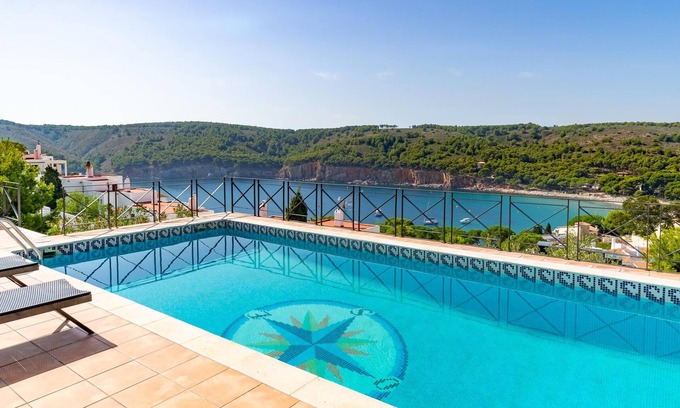 L'Escala Villa | Isabelle: Villa with private pool and sea view in Cala Montgó