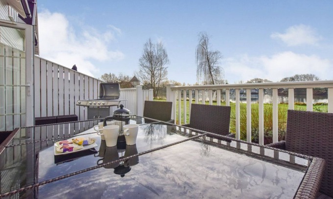 South Cerney House | Isis Lake 43, Turtle Lodge (P)