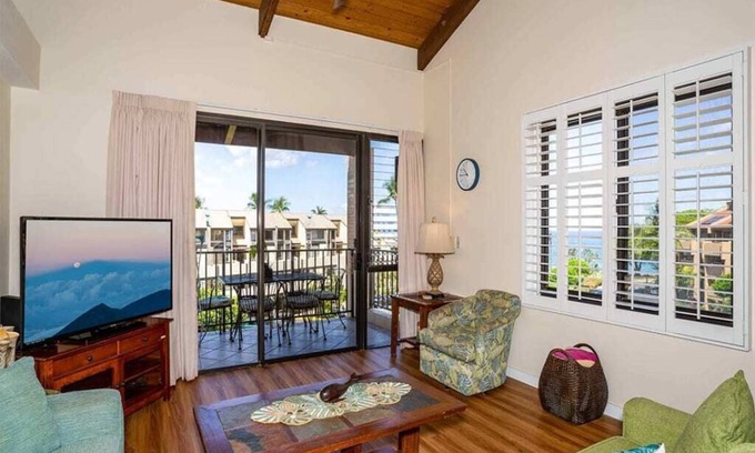 Kihei Condo | Island Chic w/Loft! AC, Lanai, Kitchen, WiFi, Flat Screens+Laundry–Kamaole Sands 9411