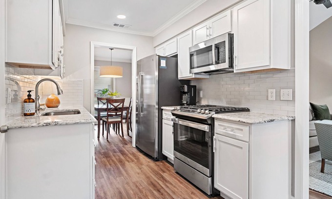 Isle of Hope Historic District House | Isle of Hope Artistic Island Jewel!