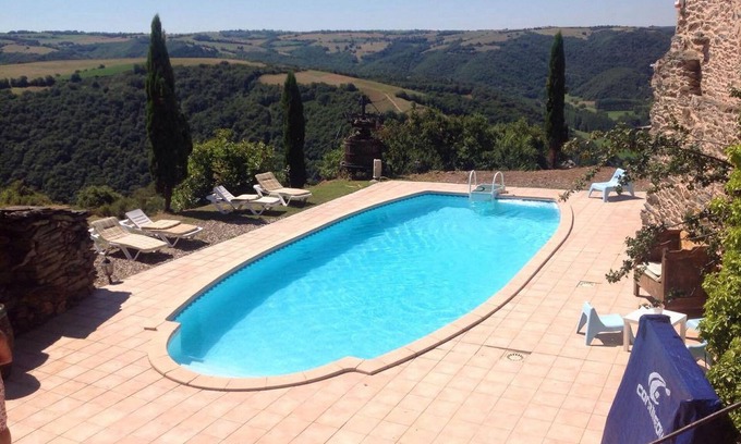 Courris Cottage | Isolated character house with 12-person swimming pool, 30 minutes from Albi.