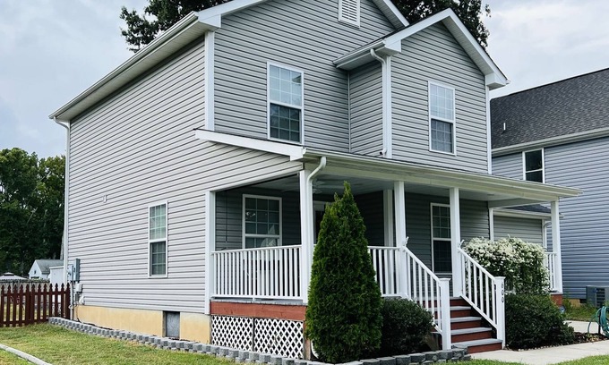 Issue House | It's A Beautiful Day Cottage, Pet Friendly and Walking Distance to the Beach