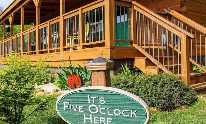 Fancy Gap Cabin | It’s 5 O’Clock Here-Waterfront Cabin w/Hot Tub! Pet Friendly, Blue Ridge Parkway