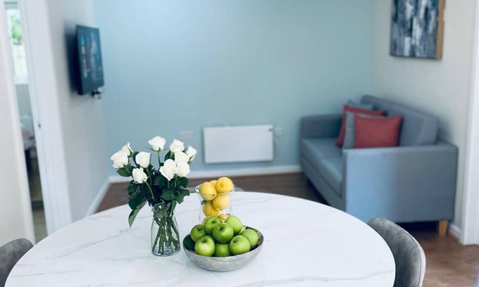 Golders Green Cottage | Ivy Cottage Two Bedroom & Garden in Temple Fortune