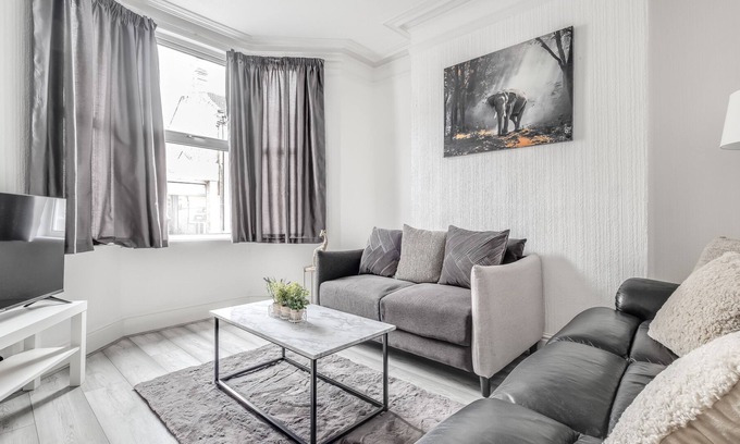 Northampton House | Ivy House by Our Home Short Stays