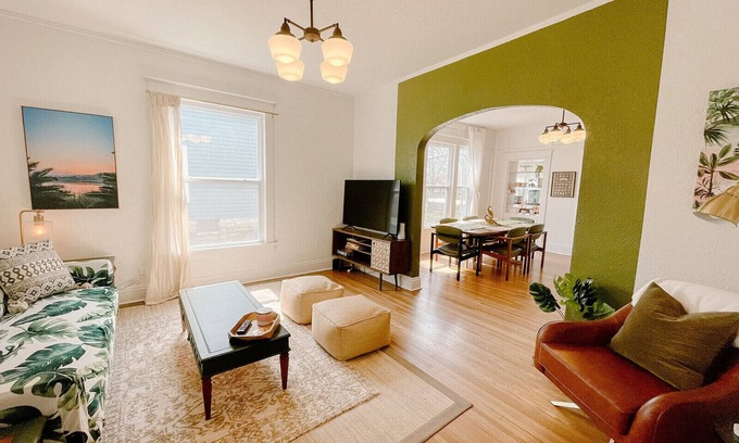 Joplin House | Ivy Jungalow | Bright, Clean, & near Downtown