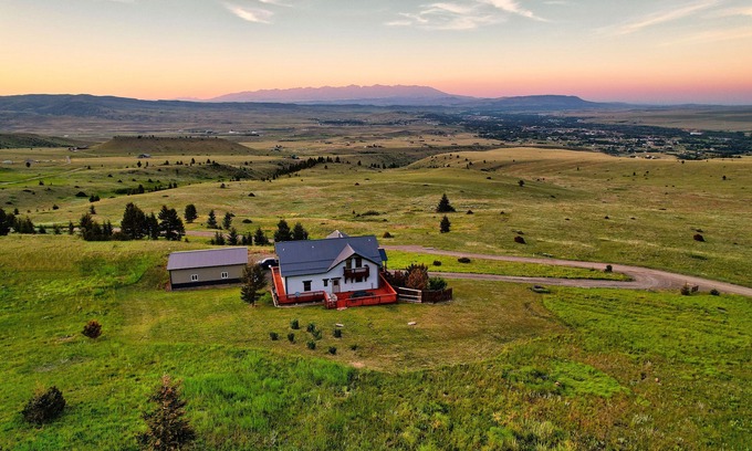 Wineglass House | Jackalope Lodge · Spacious Lodge Home with Breathtaking Mtn Views