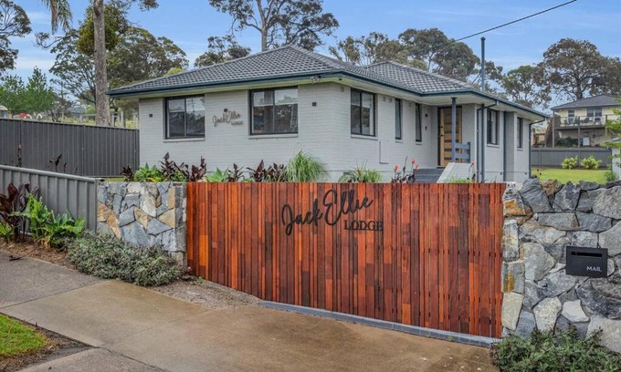 Eden House | JackEllie Lodge - Pets welcome