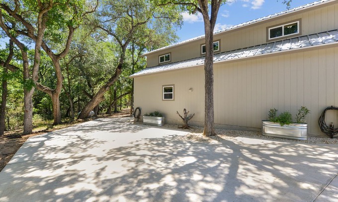 New Braunfels House | Jacks Cottage casual luxury less than 2 miles from river activities.