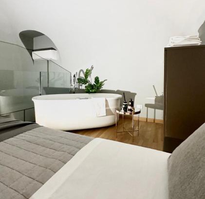 Historic Centre Apartment | Jacuzzi Luxury Apartment in the Town Centre