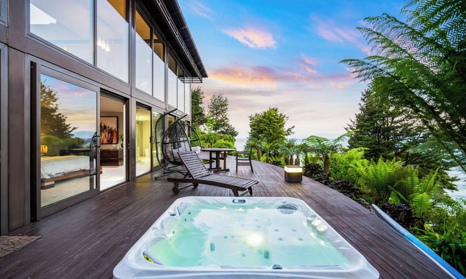 Ngaio Bay Cabin | Jacuzzi Suite - Ocean Views, Beach Access & Full-Service Luxury Lodge