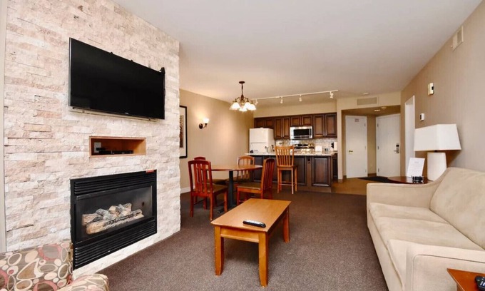 Oro-Medonte Apartment | Jacuzzi Suite with King bed, full kitchen